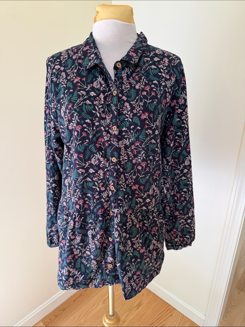 BrakeburnSz 14, floral long sleeve front button top.